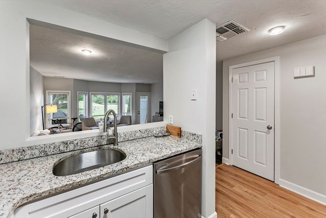 18 Westcliff Dr 18, Plymouth, MA 02360