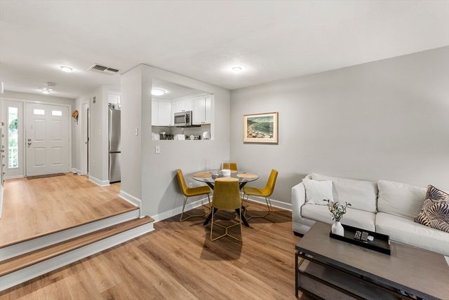 18 Westcliff Dr 18, Plymouth, MA 02360