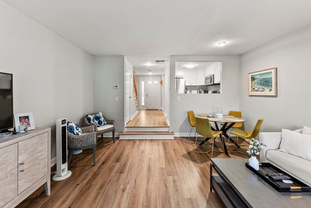 18 Westcliff Dr 18, Plymouth, MA 02360