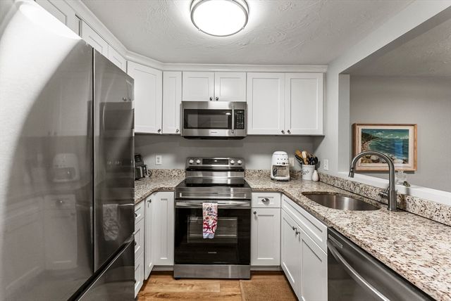 18 Westcliff Dr 18, Plymouth, MA 02360