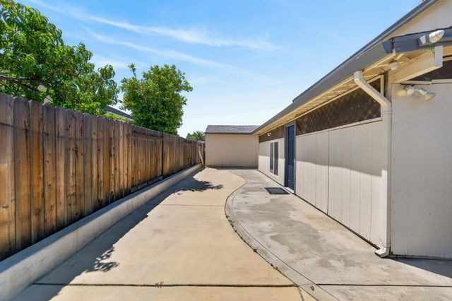 7701 Tamarindo Bay Dr, Sacramento, CA 95828