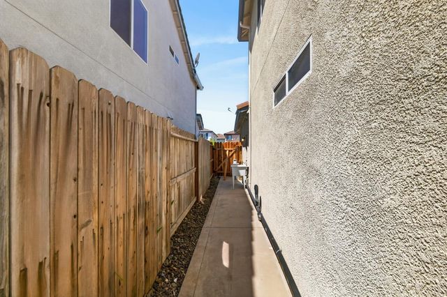 7701 Tamarindo Bay Dr, Sacramento, CA 95828