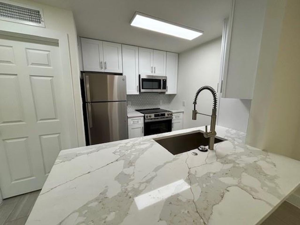 2121 Fountain View Drive 83, Houston, TX 77057