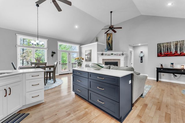 377 E Degraffenreid Street, Springfield, MO 65810