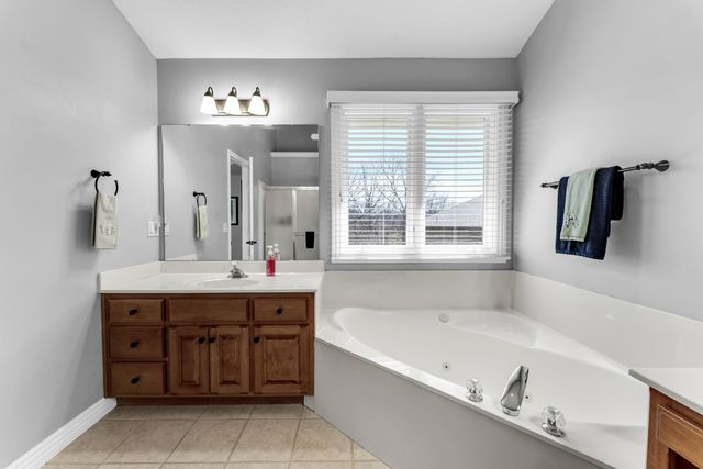 377 E Degraffenreid Street, Springfield, MO 65810