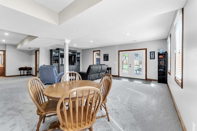 377 E Degraffenreid Street, Springfield, MO 65810