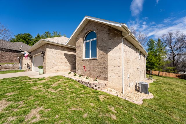 377 E Degraffenreid Street, Springfield, MO 65810