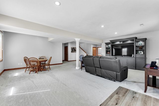 377 E Degraffenreid Street, Springfield, MO 65810