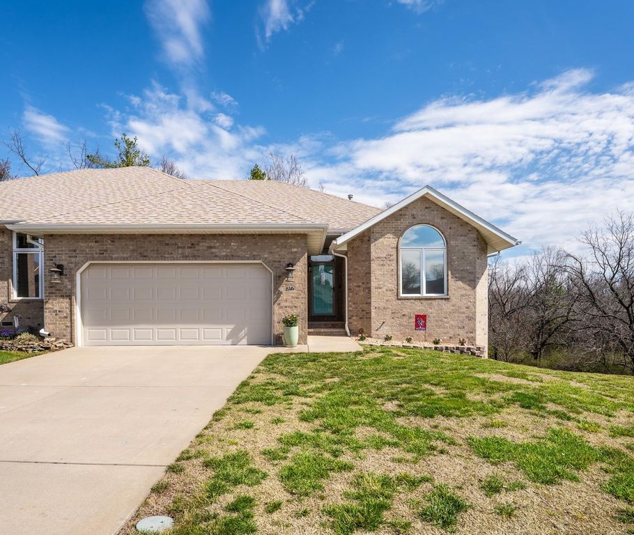 377 E Degraffenreid Street, Springfield, MO 65810