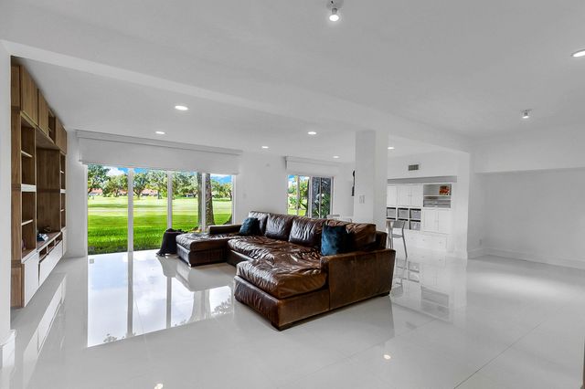3759 Oaks Clubhouse Drive P7, Pompano Beach, FL 33069