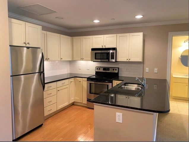 8 Crowninshield St 212, Peabody, MA 01960