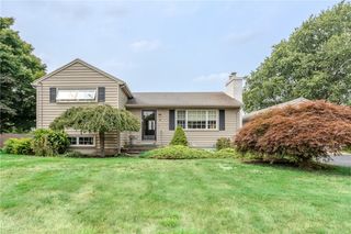 8 Spruce Avenue, Middletown, RI 02842