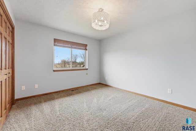 4329 W Shipton St Street, Sioux Falls, SD 57108