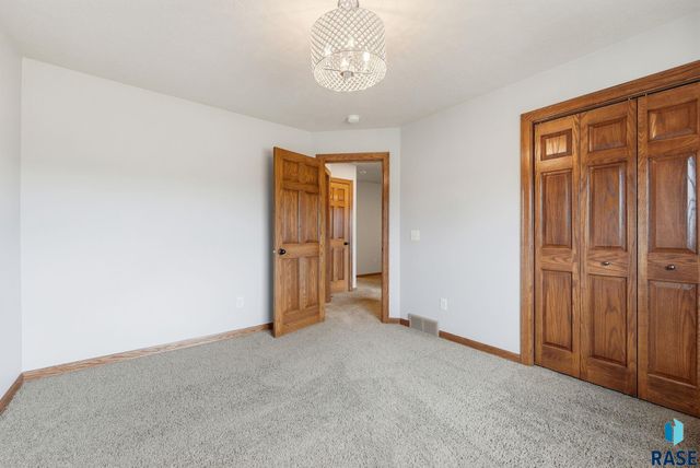 4329 W Shipton St Street, Sioux Falls, SD 57108