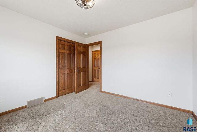 4329 W Shipton St Street, Sioux Falls, SD 57108