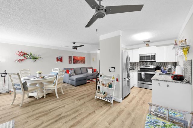 31 Lake Vista Trail 205, Port St. Lucie, FL 34952
