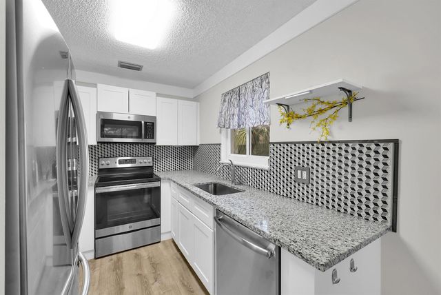 31 Lake Vista Trail 205, Port St. Lucie, FL 34952