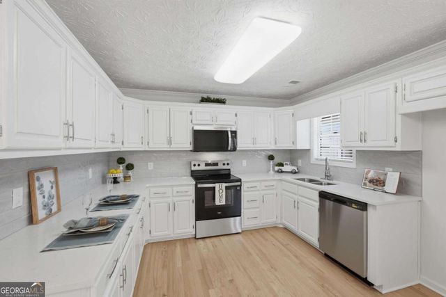 420 Stoneview Drive, Hoschton, GA 30548