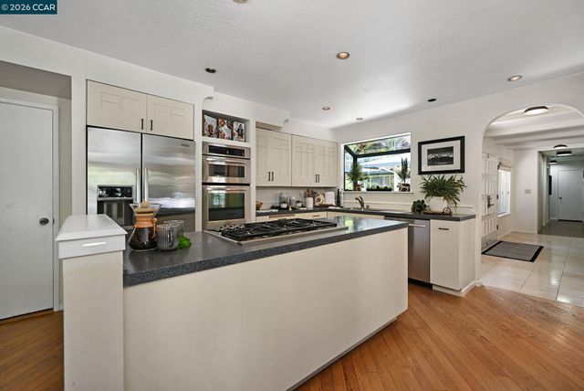4 Burnt Oak Cir, Lafayette, CA 94549