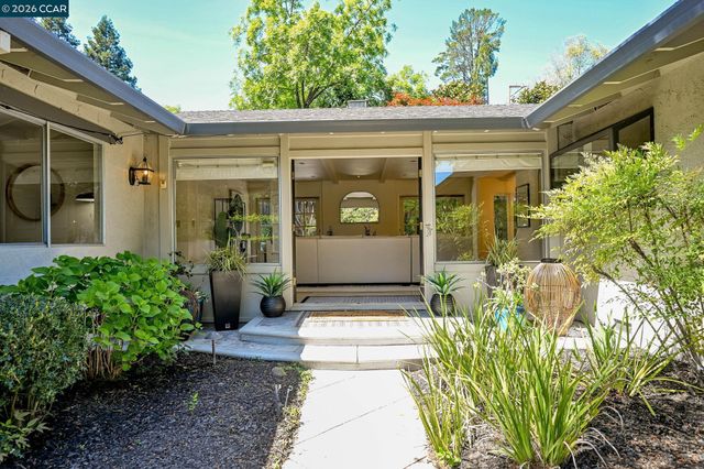 4 Burnt Oak Cir, Lafayette, CA 94549