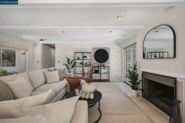 4 Burnt Oak Cir, Lafayette, CA 94549
