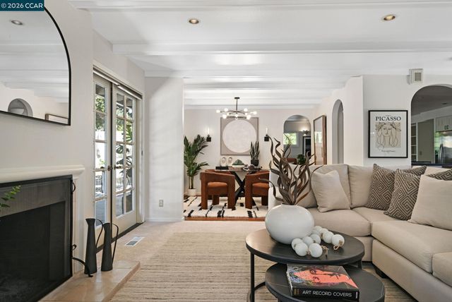 4 Burnt Oak Cir, Lafayette, CA 94549
