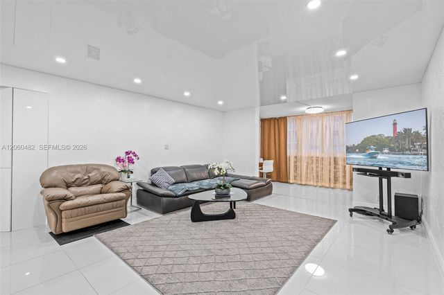 301 NE 14th Ave 207, Hallandale Beach, FL 33009