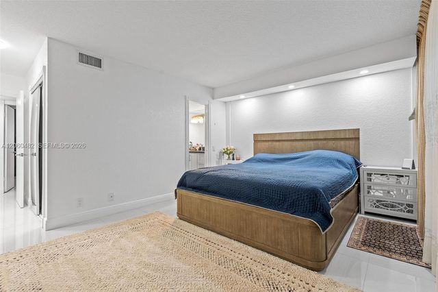 301 NE 14th Ave 207, Hallandale Beach, FL 33009