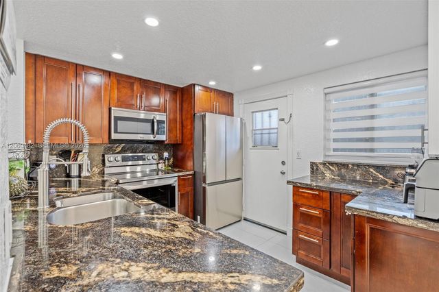 301 NE 14th Ave 207, Hallandale Beach, FL 33009