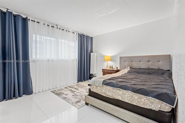 301 NE 14th Ave 207, Hallandale Beach, FL 33009
