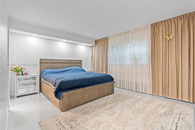 301 NE 14th Ave 207, Hallandale Beach, FL 33009