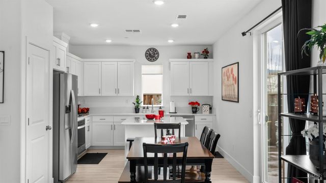 6083 Oak Leaf Pl, Rohnert Park, CA 94928