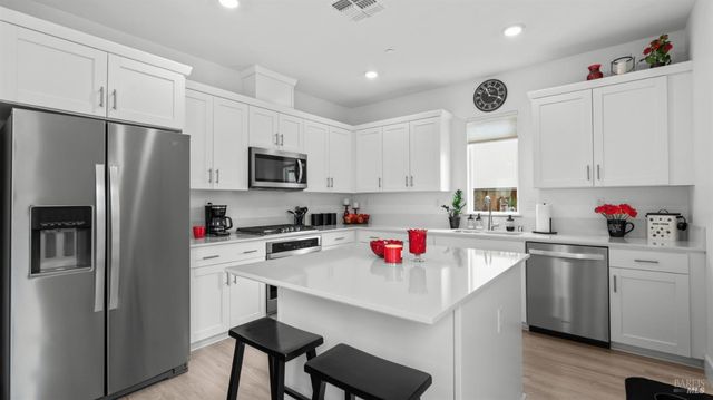 6083 Oak Leaf Pl, Rohnert Park, CA 94928