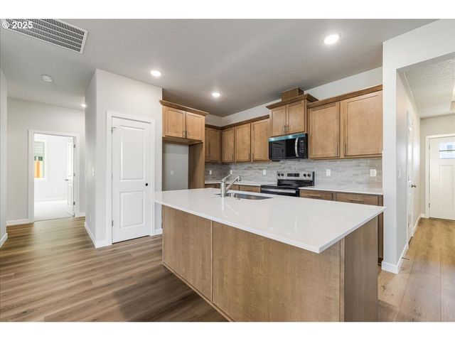 822 E Wilson St, Carlton, OR 97111