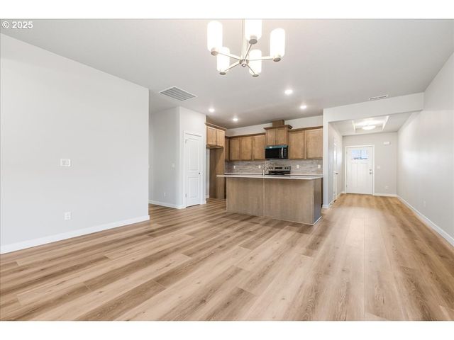 822 E Wilson St, Carlton, OR 97111