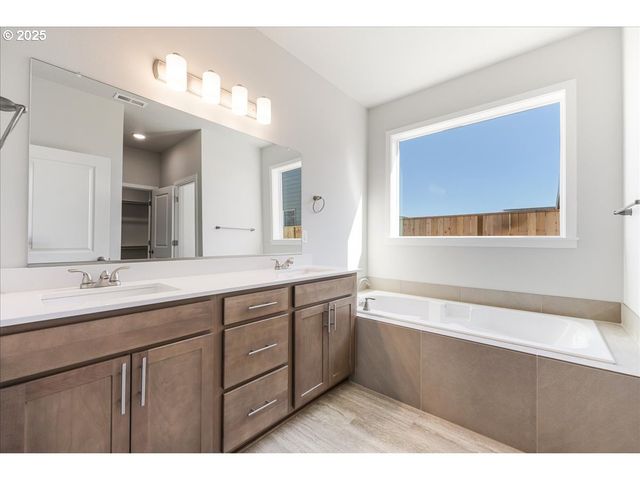 822 E Wilson St, Carlton, OR 97111