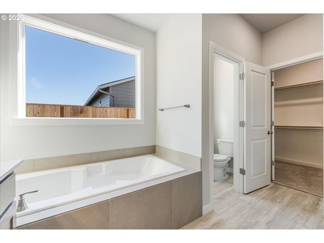 822 E Wilson St, Carlton, OR 97111