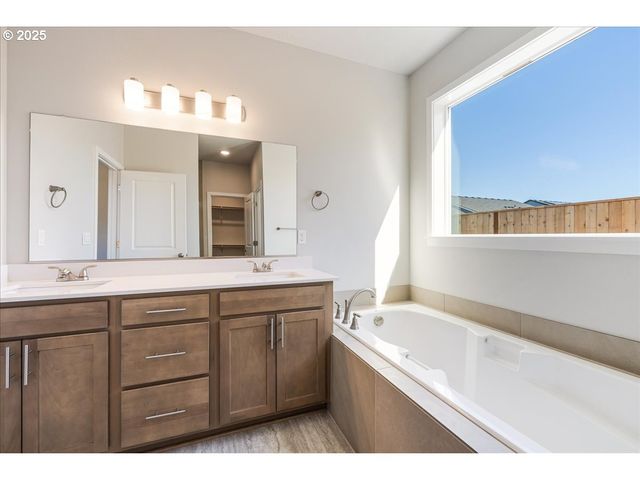 822 E Wilson St, Carlton, OR 97111