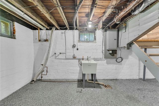 3326 E Scarborough Road, Cleveland Heights, OH 44118