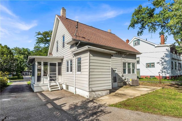 3326 E Scarborough Road, Cleveland Heights, OH 44118