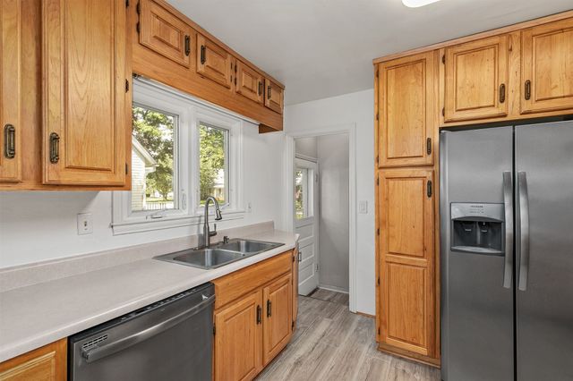 202 S 7th Avenue, Winterset, IA 50273