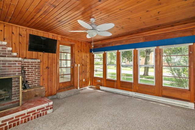 202 S 7th Avenue, Winterset, IA 50273