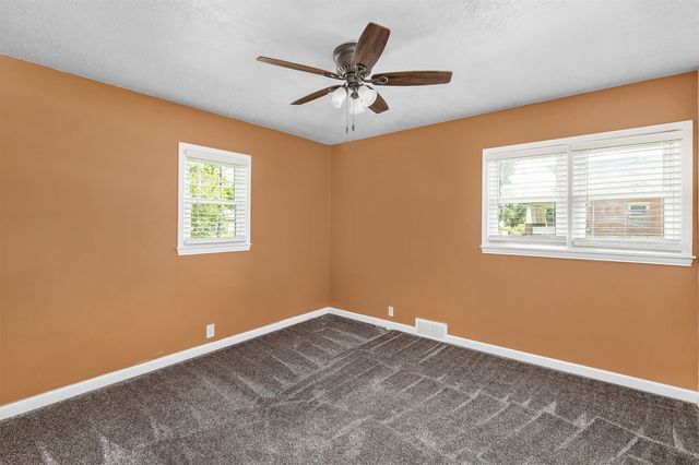 202 S 7th Avenue, Winterset, IA 50273