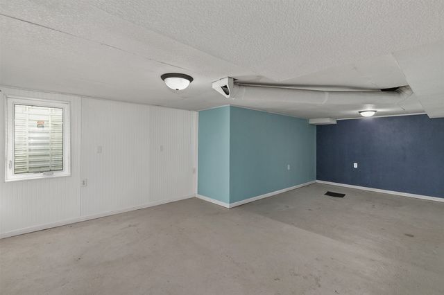 202 S 7th Avenue, Winterset, IA 50273