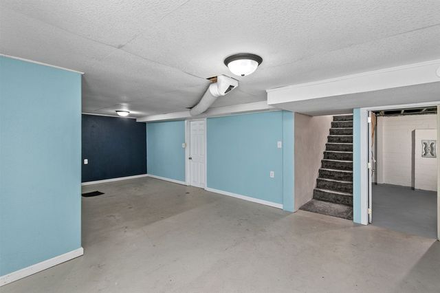 202 S 7th Avenue, Winterset, IA 50273