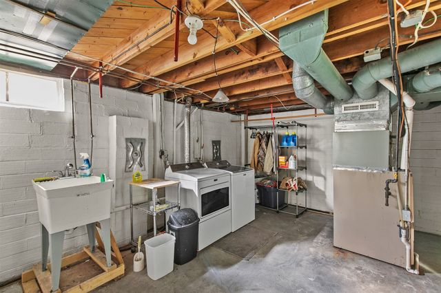 202 S 7th Avenue, Winterset, IA 50273