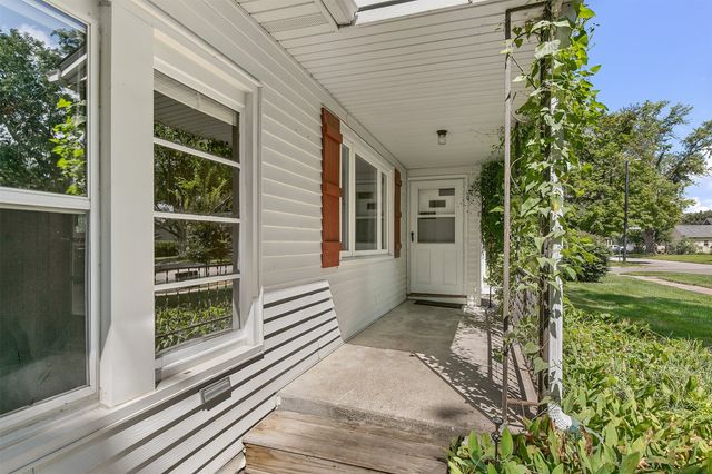 202 S 7th Avenue, Winterset, IA 50273