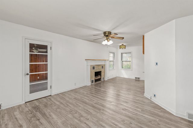 202 S 7th Avenue, Winterset, IA 50273