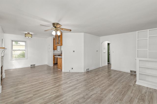 202 S 7th Avenue, Winterset, IA 50273