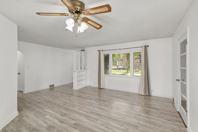 202 S 7th Avenue, Winterset, IA 50273